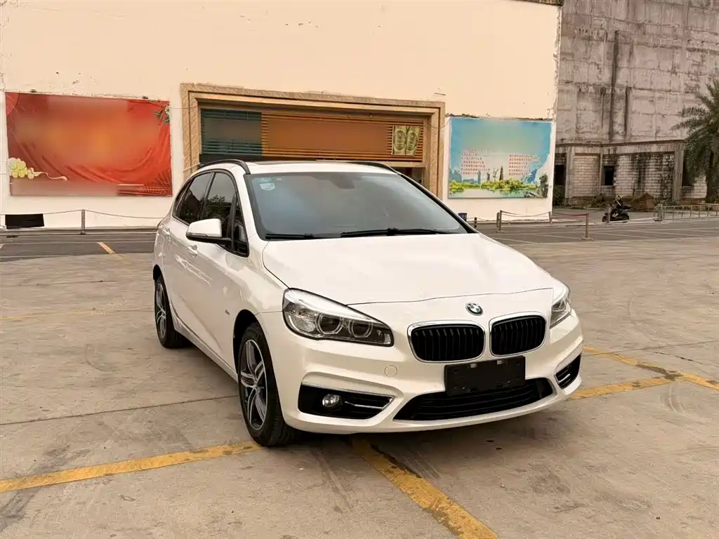 BMW 2 Series Touring 2016 218i Sport Design Package фото 4