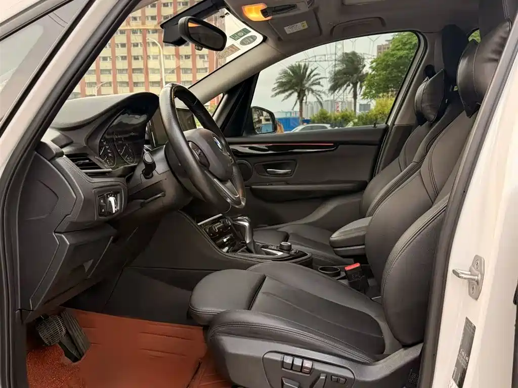 BMW 2 Series Touring 2016 218i Sport Design Package фото 10