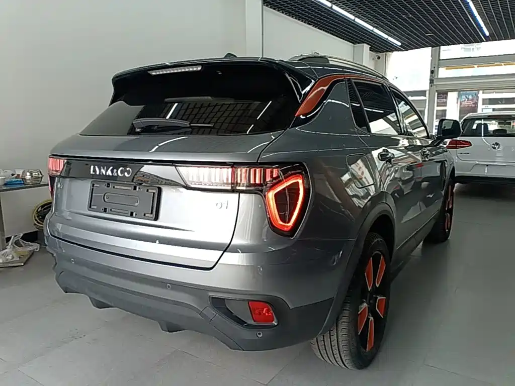 Фото 7 - Lynk & Co 01
