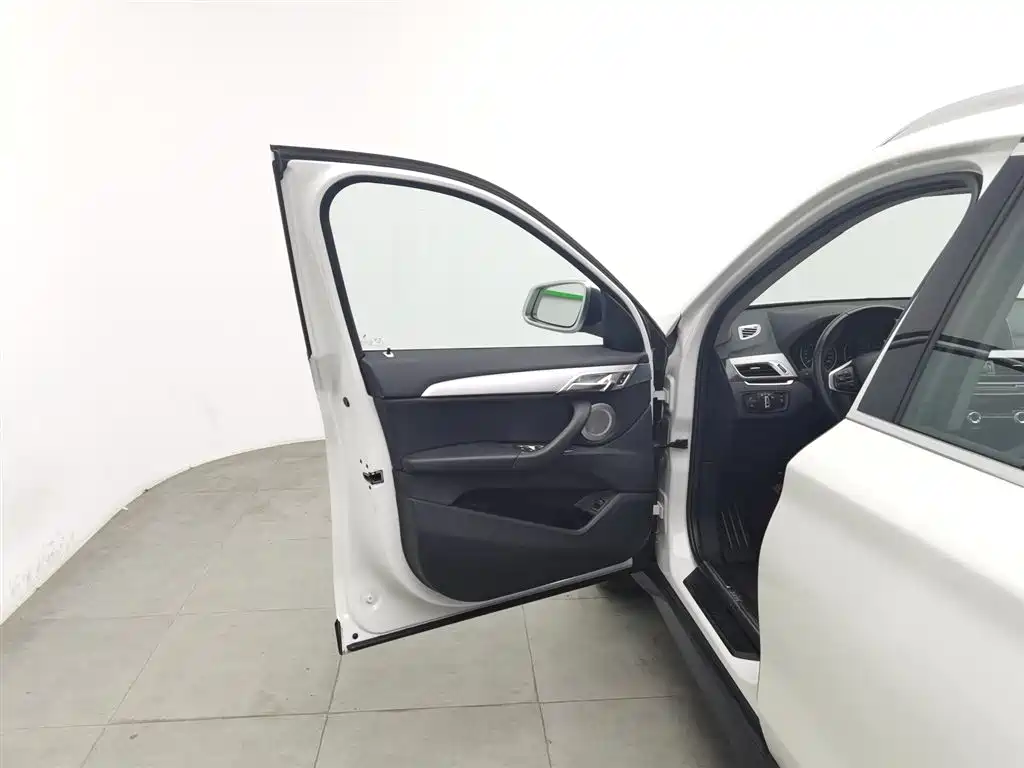 BMW X1 2018 sDrive20Li Leading Model фото 8