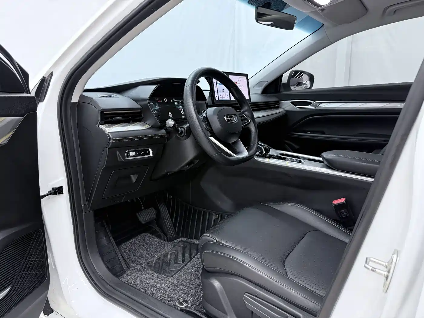 Geely Emgrand L HiP 2025 2024 Model Champion Edition 1.5TD-DHT Pro 100KM Surpassing Type
