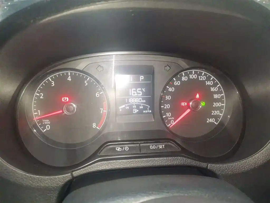 Volkswagen Polo 2016 1.4L Automatic Trend фото 12