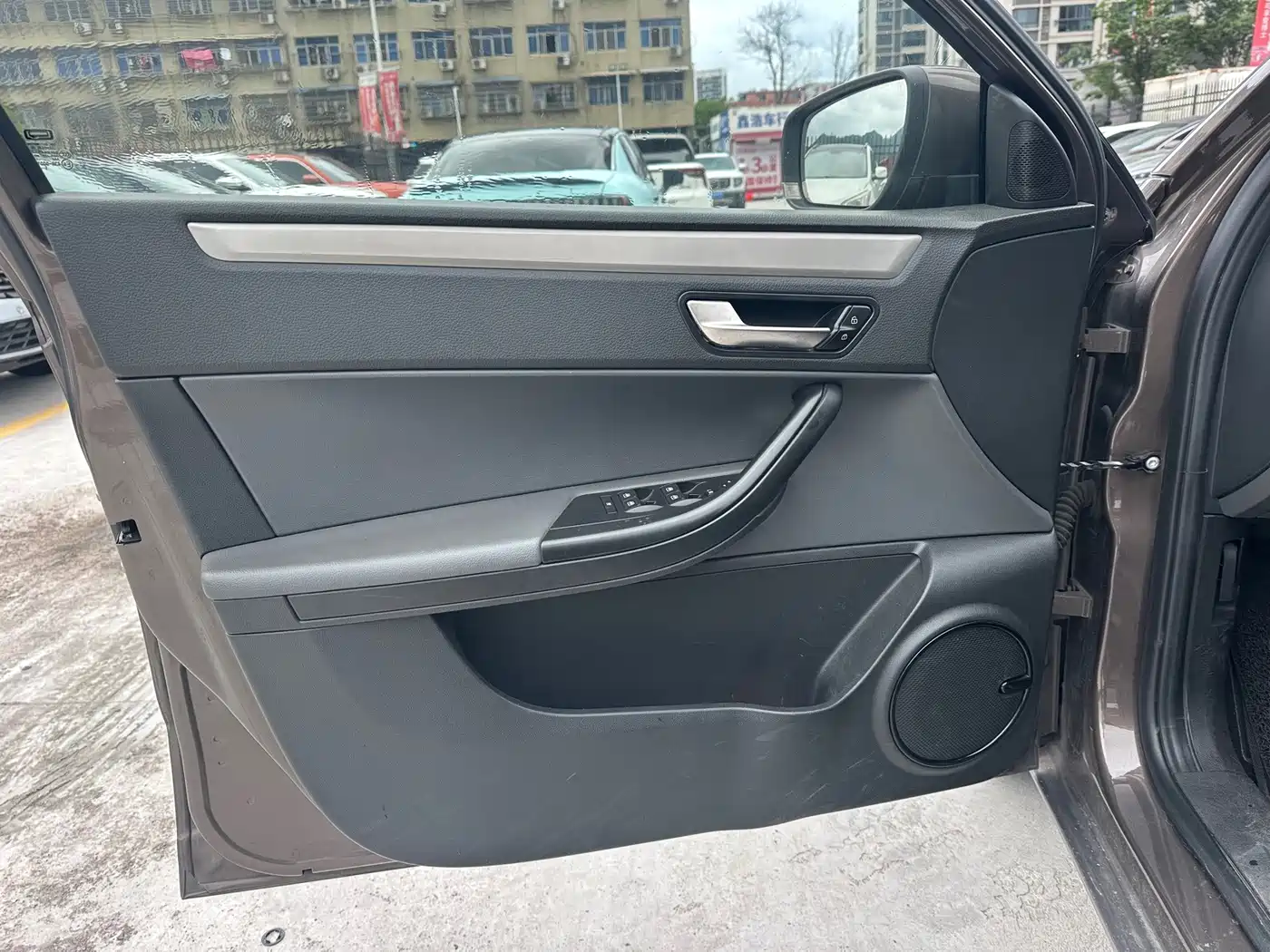 Qoros 3 2016 2016 Sedan 1.6L Automatic Zhiyue