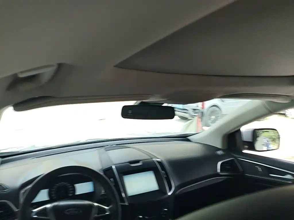Photo 18 - Ford Edge