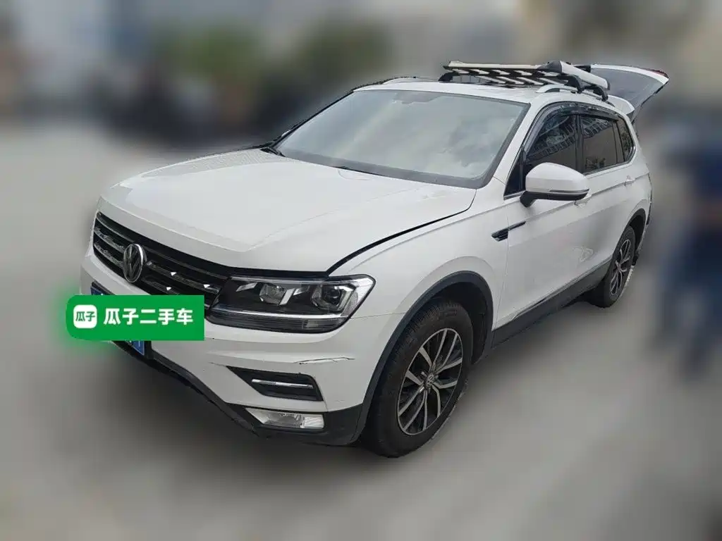 Photo 2 - Volkswagen Tiguan L