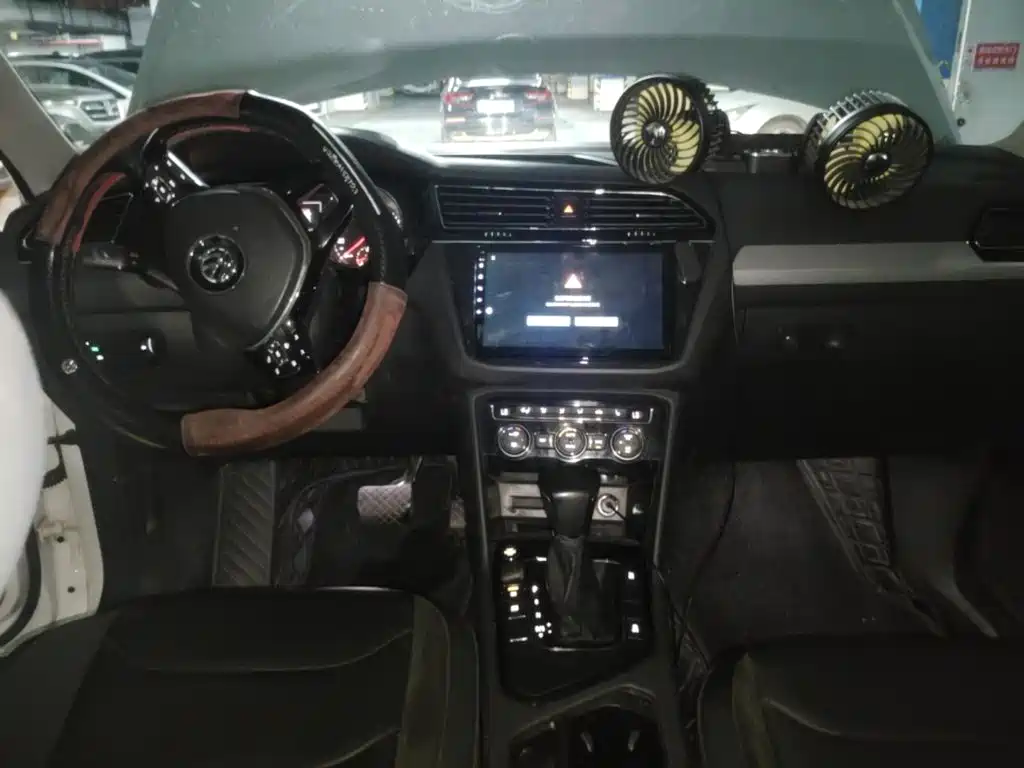 Photo 12 - Volkswagen Tiguan L