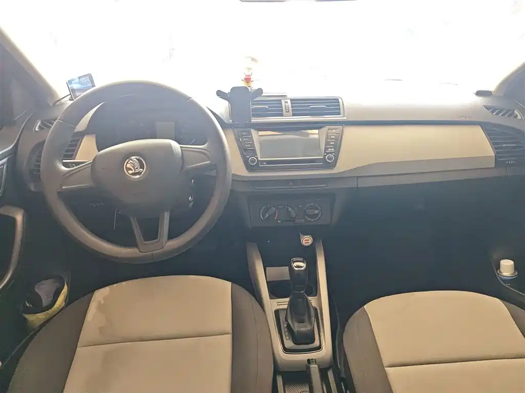 Škoda Fabia 2015 1.4L Automatic Advance Edition фото 3