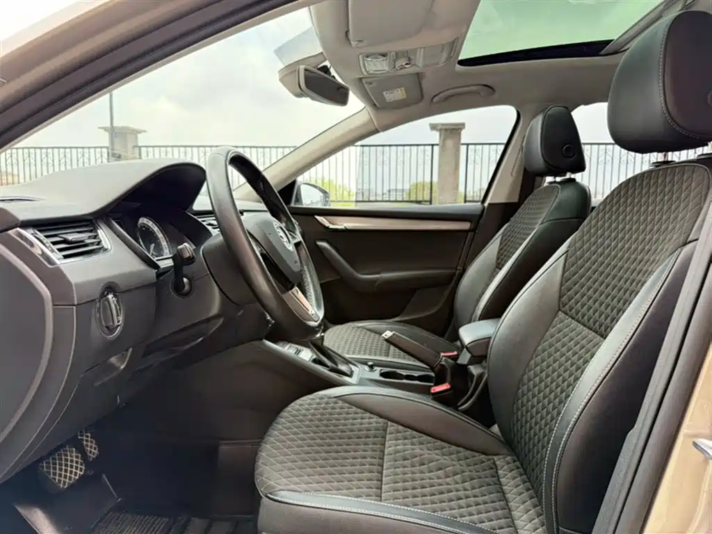 Škoda Octavia 2018 TSI280 DSG Luxury Edition фото 19