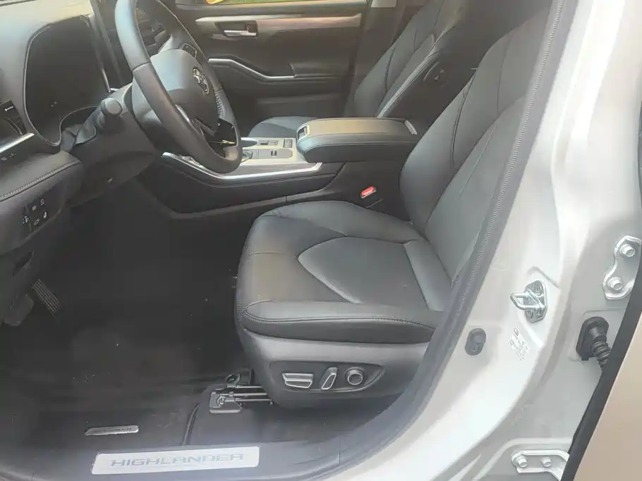 Photo 9 - Toyota Highlander