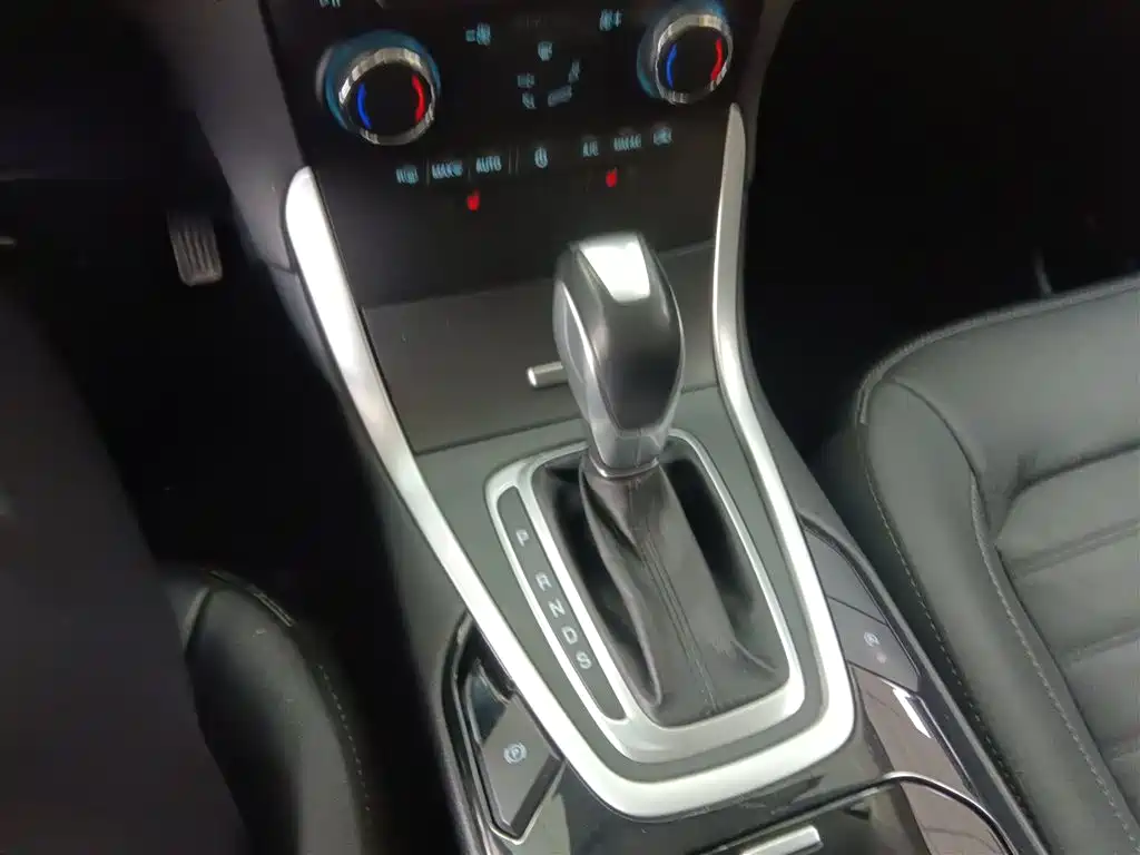 Фото 14 - Ford Edge