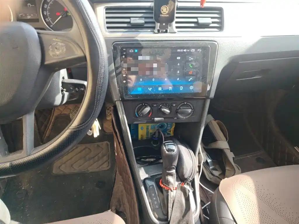 Škoda Skoda Rapid Spaceback 2014 1.6L Automatic Joy Edition фото 6