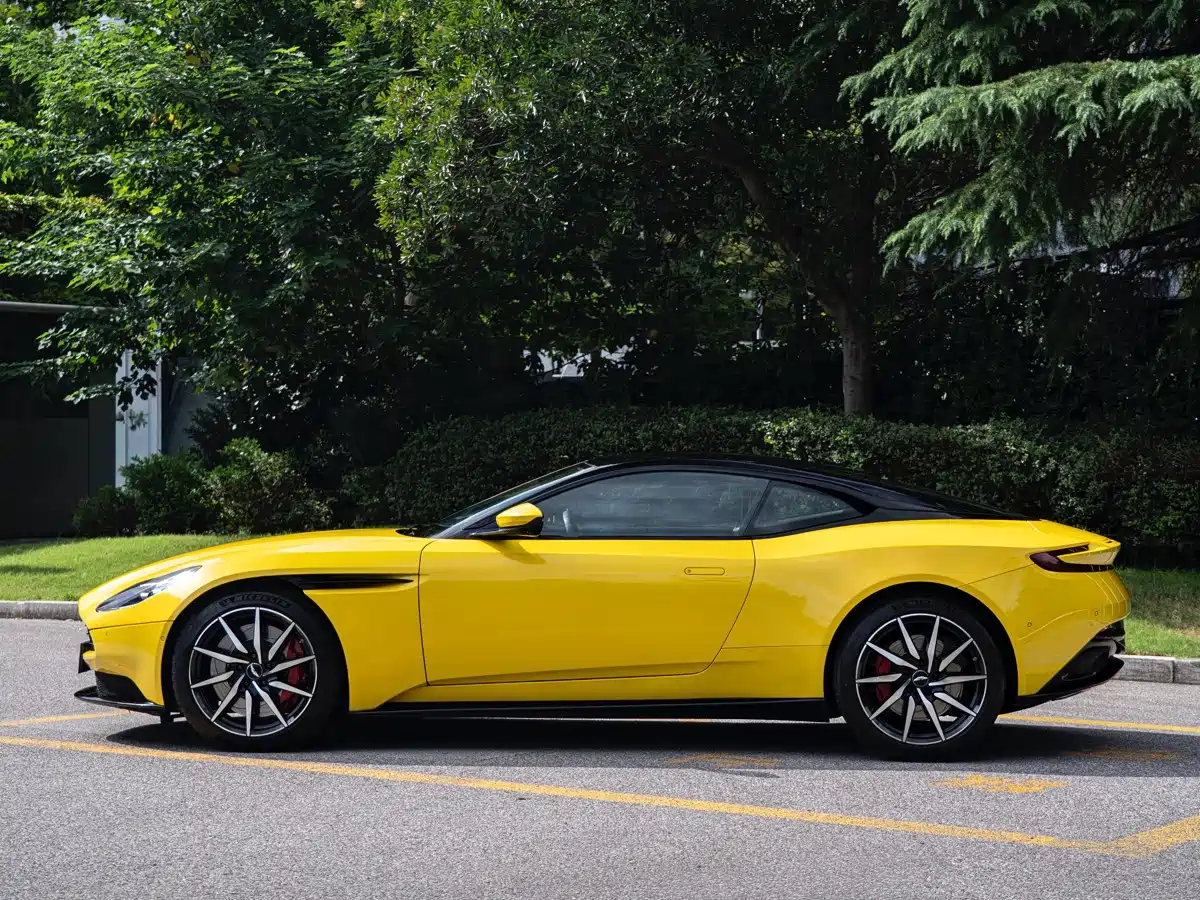 Фото 4 - Aston Martin DB11