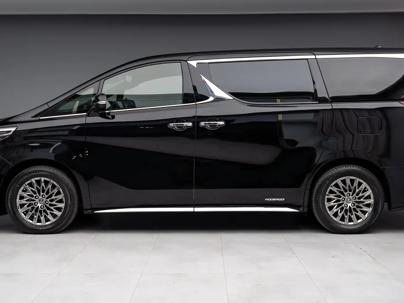 Lexus LM 2020 300h 4-Seat Imperial Edition фото 3