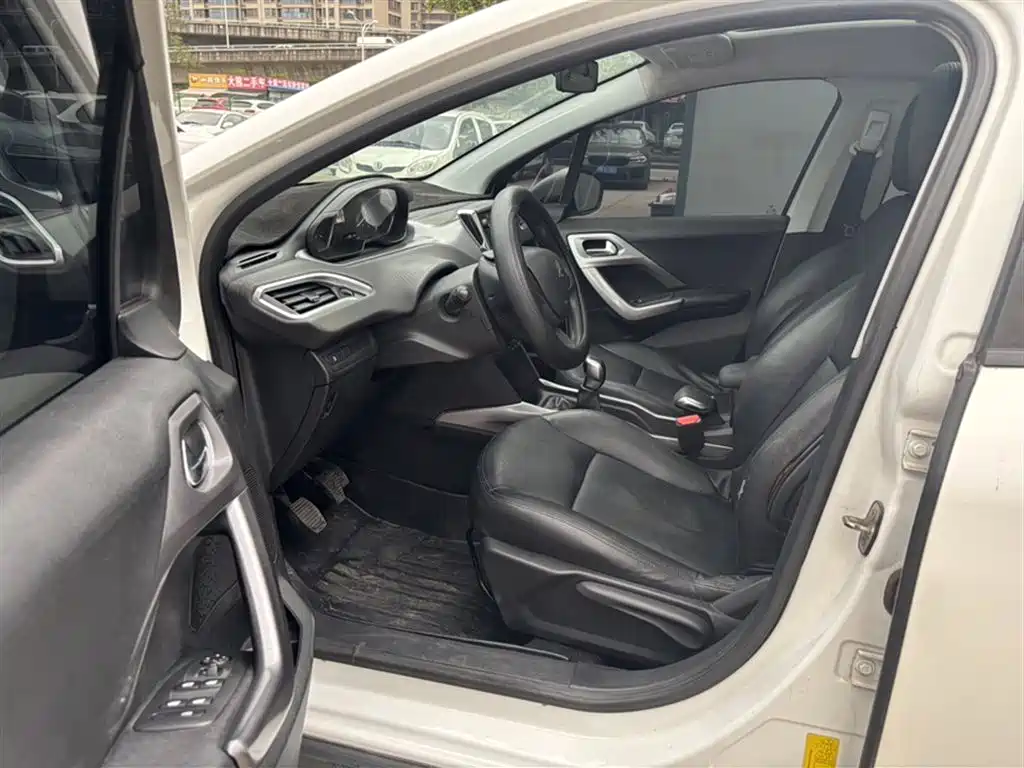 Peugeot 2008 2014 1.6L Manual Fashion Edition фото 14