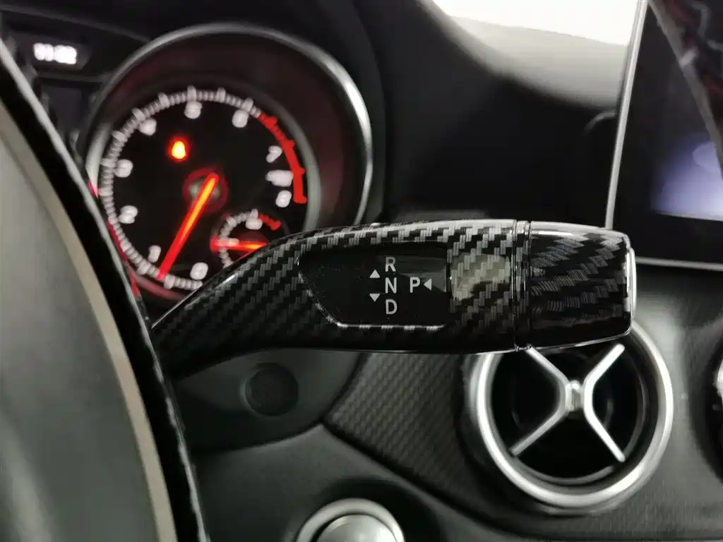 Mercedes-Benz GLA 2018 GLA 200 Dynamic фото 13
