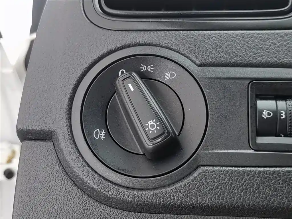 Volkswagen Polo 2018 1.5L Manual Safe Drive фото 21