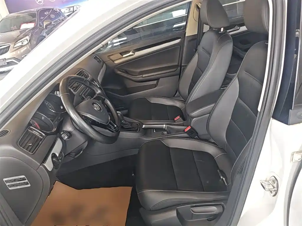 Volkswagen Sagitar 2015 1.6L Automatic Comfort фото 15
