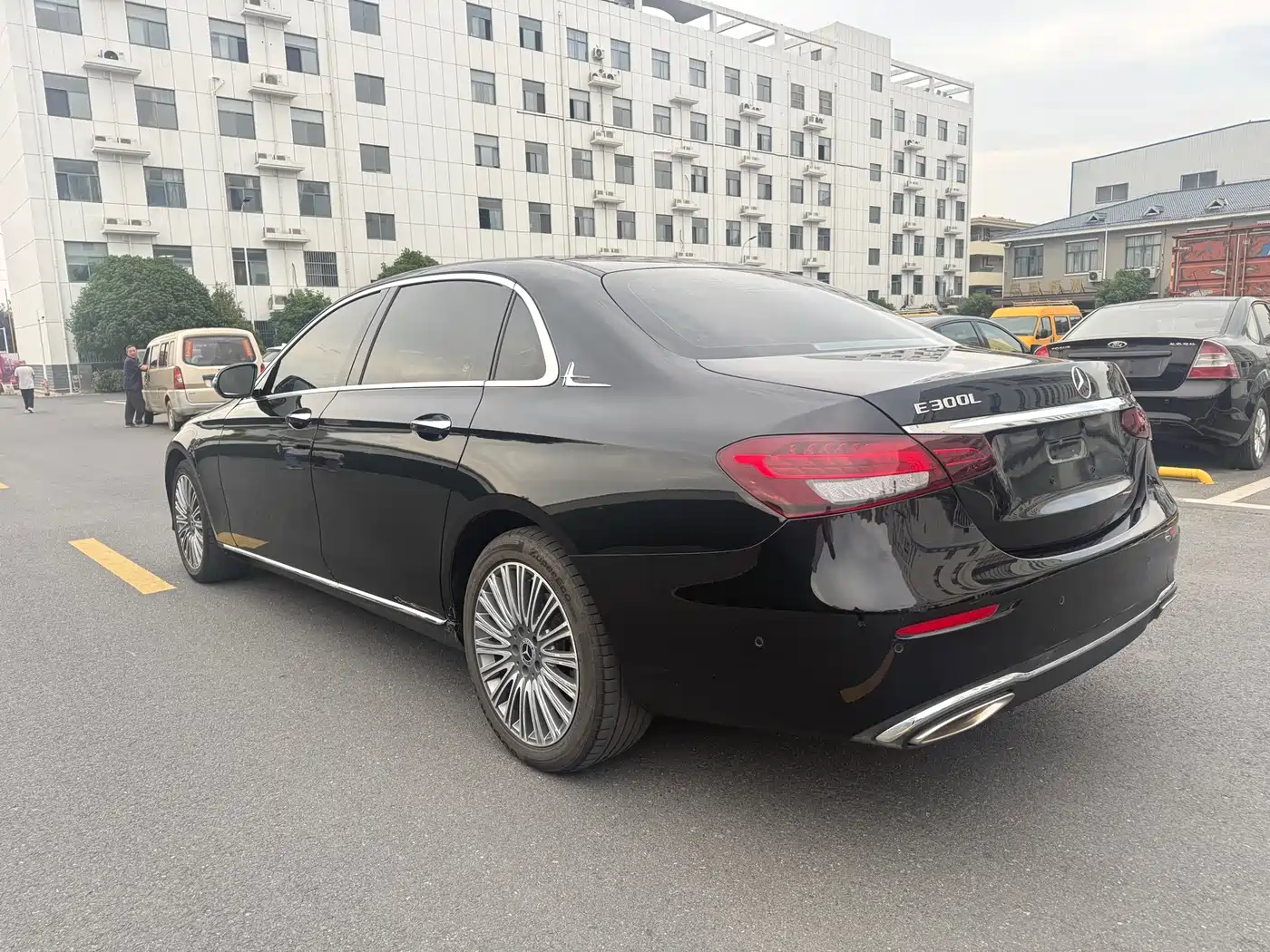 Mercedes-Benz E-Class 2022 E 300 L Fashion фото 12