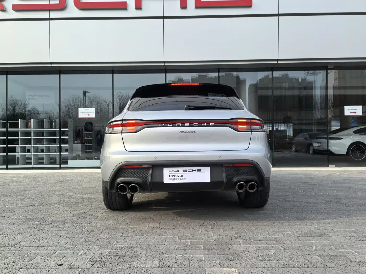 PORSCHE MACAN