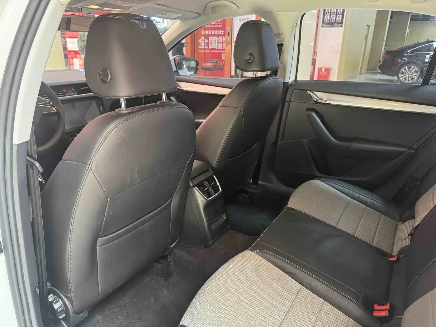 Škoda Octavia 2017 1.6L Automatic Pioneer Edition фото 6
