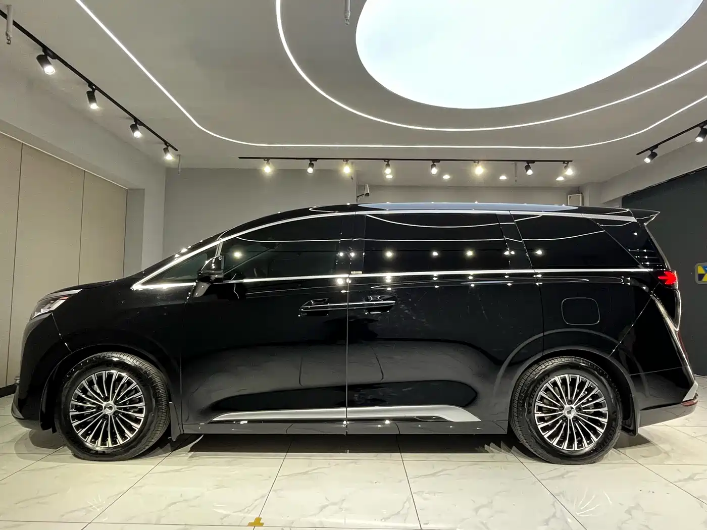 Denza D9 2022 DM-i 970 All-Wheel Drive Honor Edition фото 6