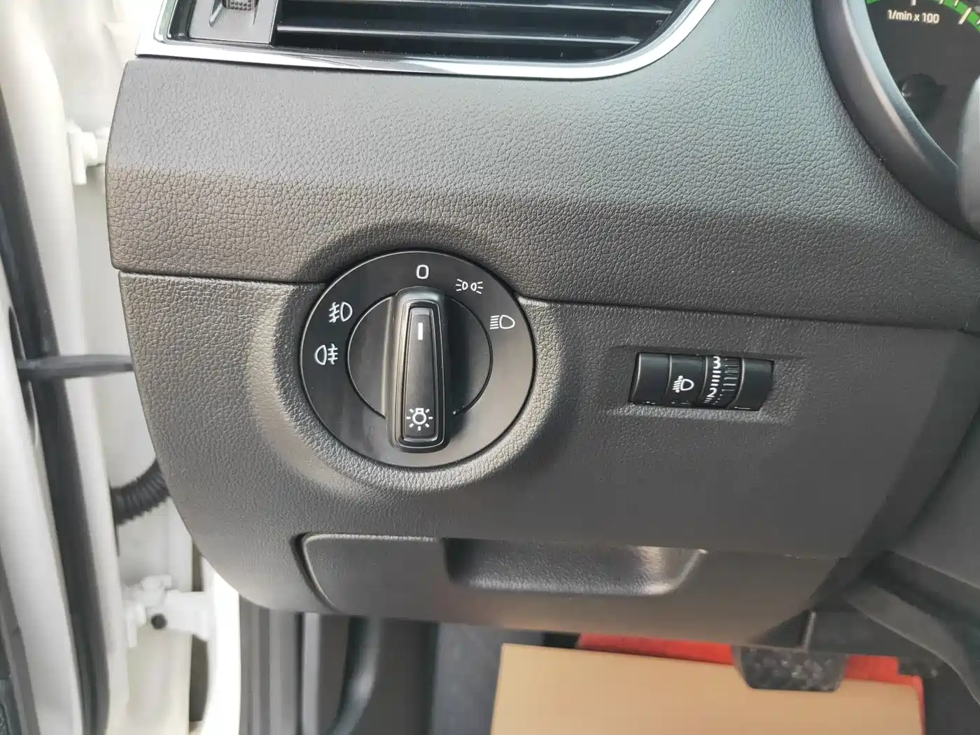 Škoda Octavia 2017 1.6L Automatic Pioneer Edition фото 15