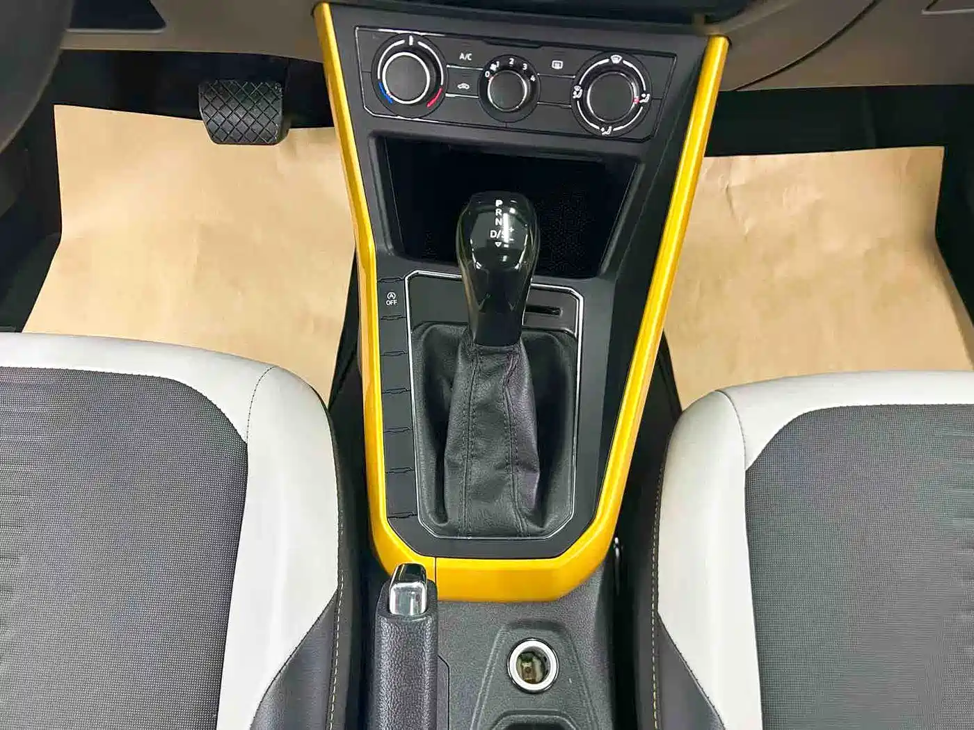 Volkswagen Polo 2019 Plus 1.5L Automatic Colorful Tech Edition фото 12