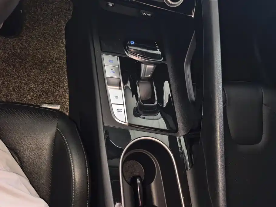 Hyundai Elantra 2021 1.5L CVT GLX Elite Edition фото 16