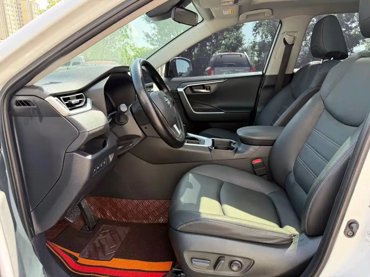 Toyota RAV4 Rongfang 2023 2.0L CVT 2WD 20th Anniversary Platinum Edition фото 6