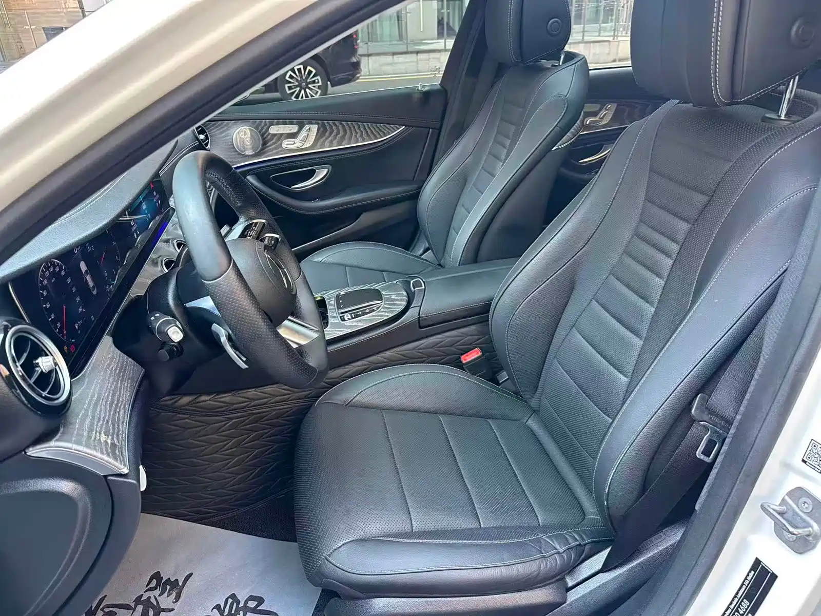 Photo 12 - Mercedes-Benz E-Class