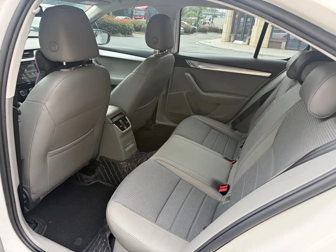 Škoda Octavia 2015 1.6L Automatic逸杰版 фото 5