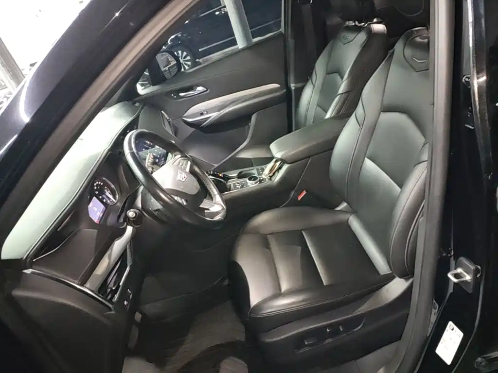 Photo 11 - Cadillac XT4