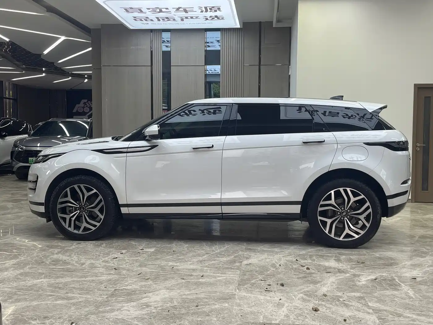 Land Rover Range Rover Evoque New Energy 2023 Range Rover Evoque L P300e Plug-in Hybrid Edition фото 4