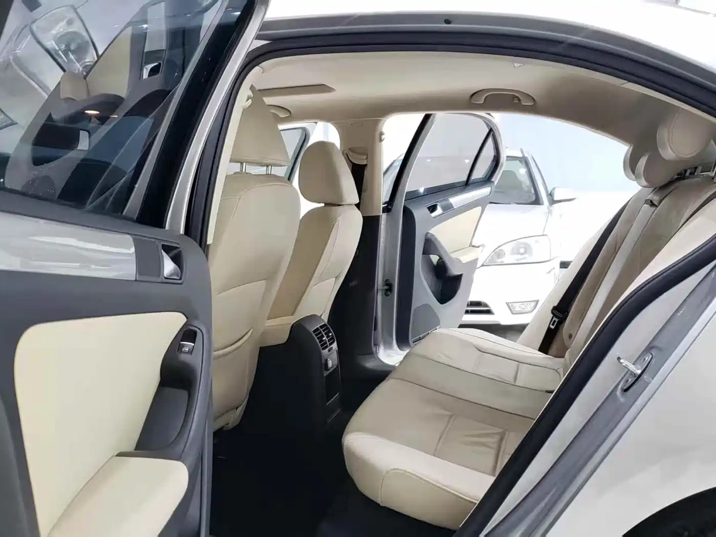 Volkswagen Sagitar 2014 Facelift 1.6L Automatic Comfort фото 8