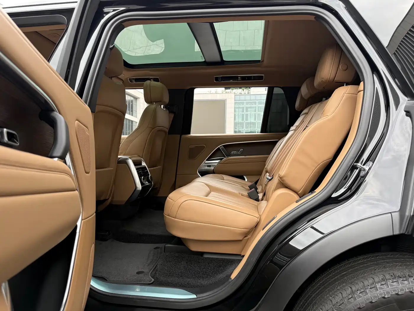 Land Rover Range Rover 2023 3.0 L6 400PS Golden Age 7-Seater Long Wheelbase фото 21