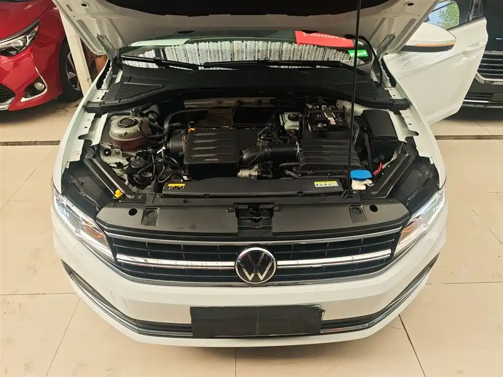 VOLKSWAGEN BORA
