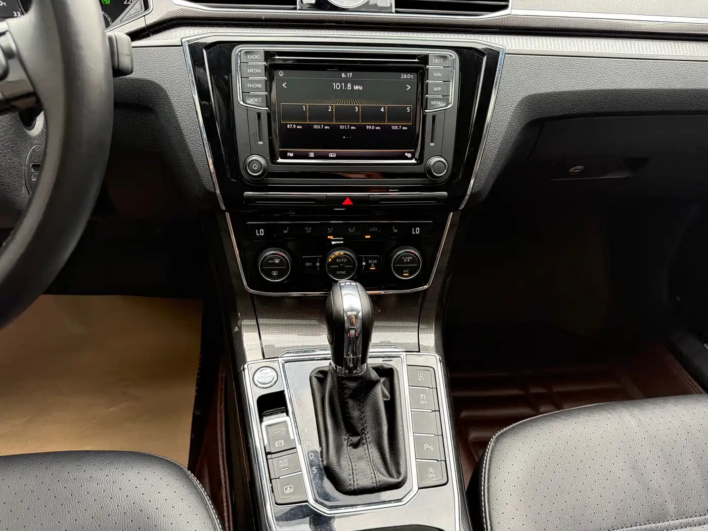 Volkswagen Passat 2017 330TSI DSG Luxury фото 7