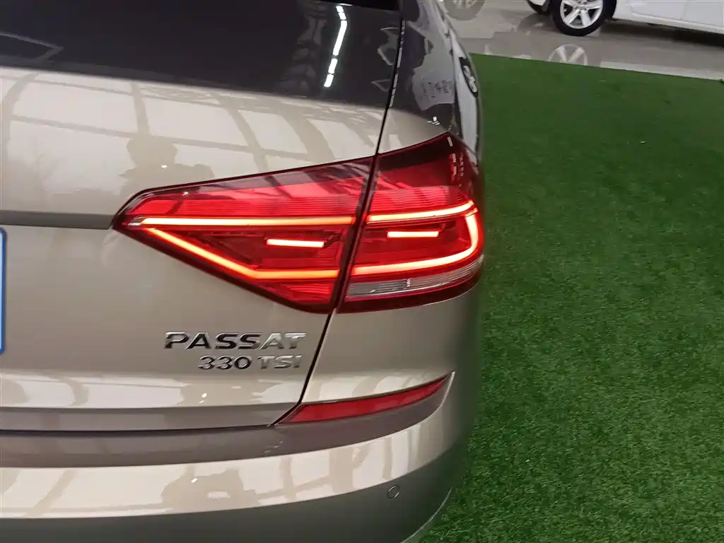 Volkswagen Passat 2016 330TSI DSG Honor Edition фото 8