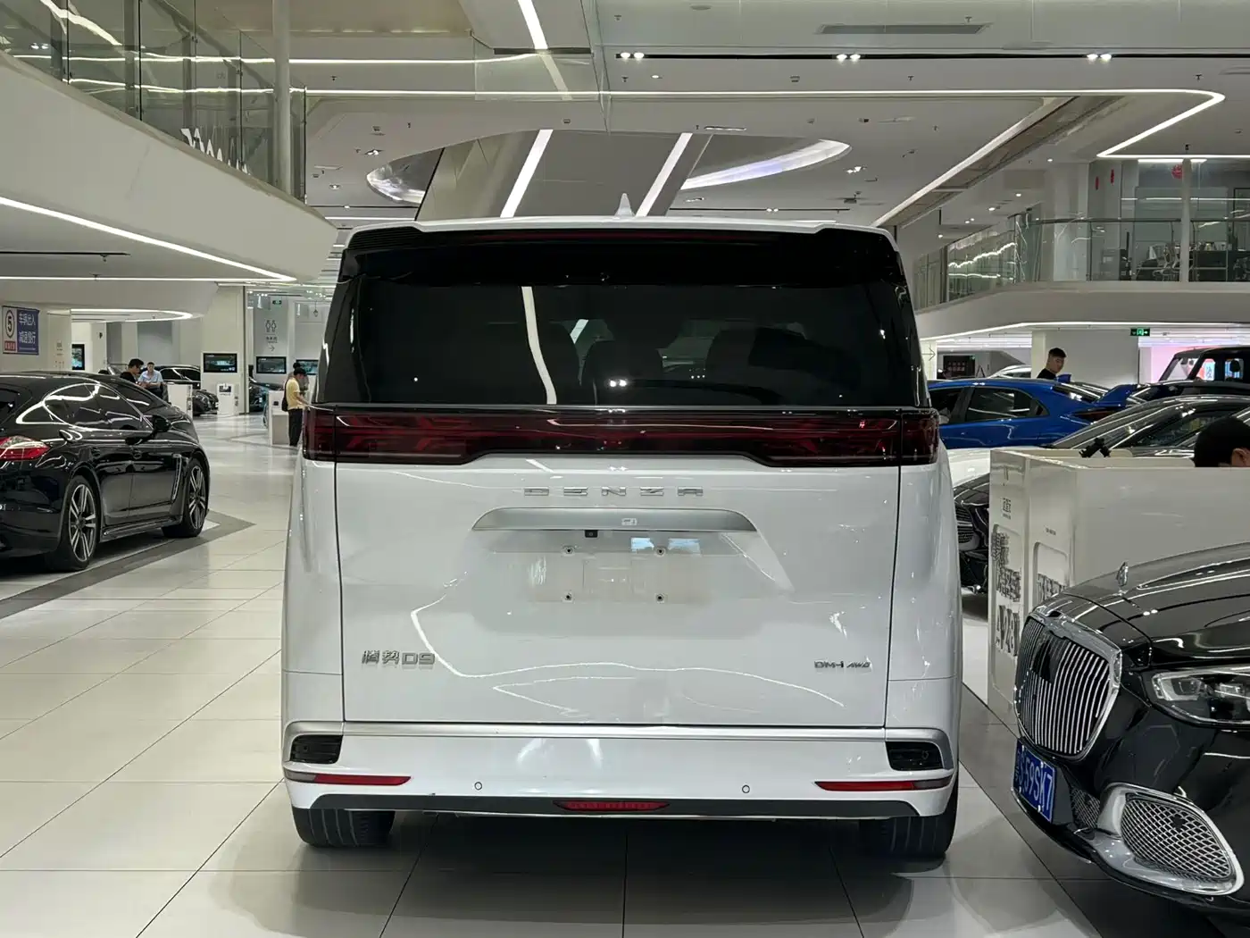 Denza D9 2022 DM-i 970 All-Wheel Drive Honor Edition фото 11