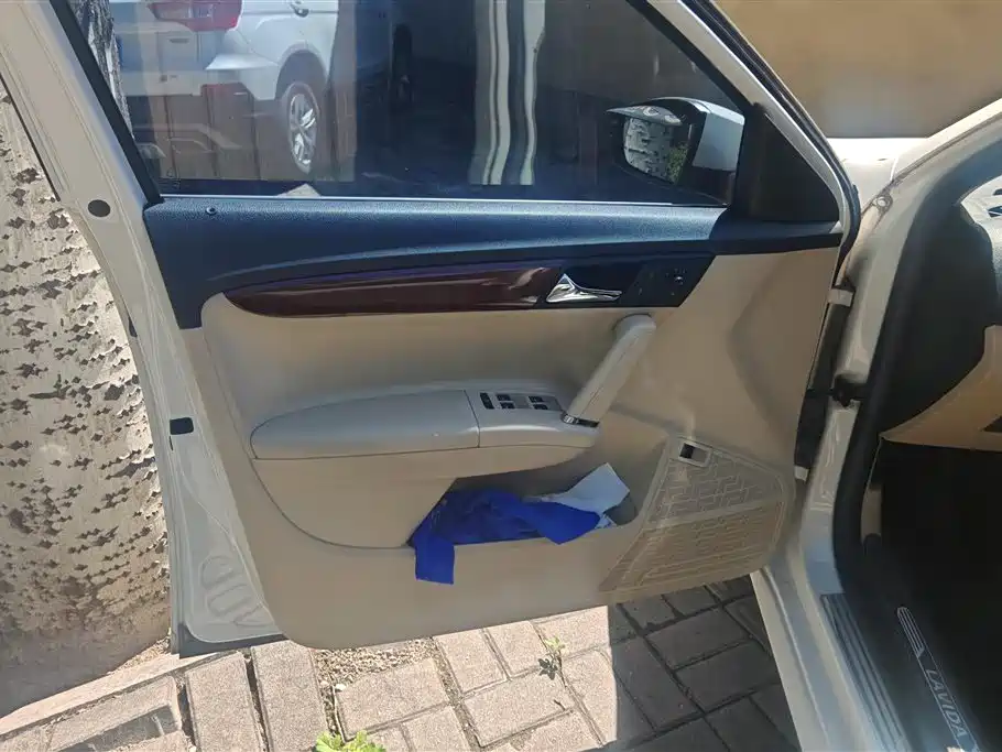Volkswagen Lavida 2013 Facelift 1.4TSI Manual Comfort фото 7