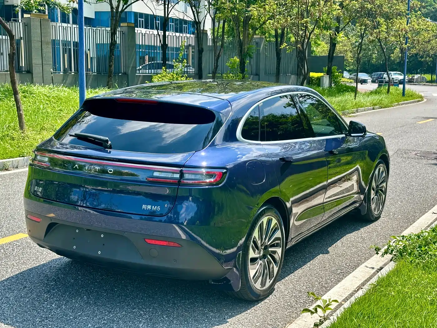 AITO Wenjie AITO M5 2022 Extended Range AWD Performance Edition фото 6