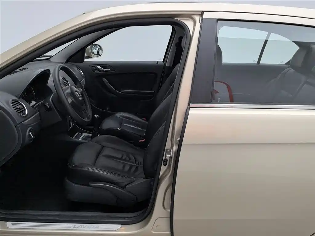 Volkswagen Lavida 2011 1.6L Manual Elegance Edition фото 10