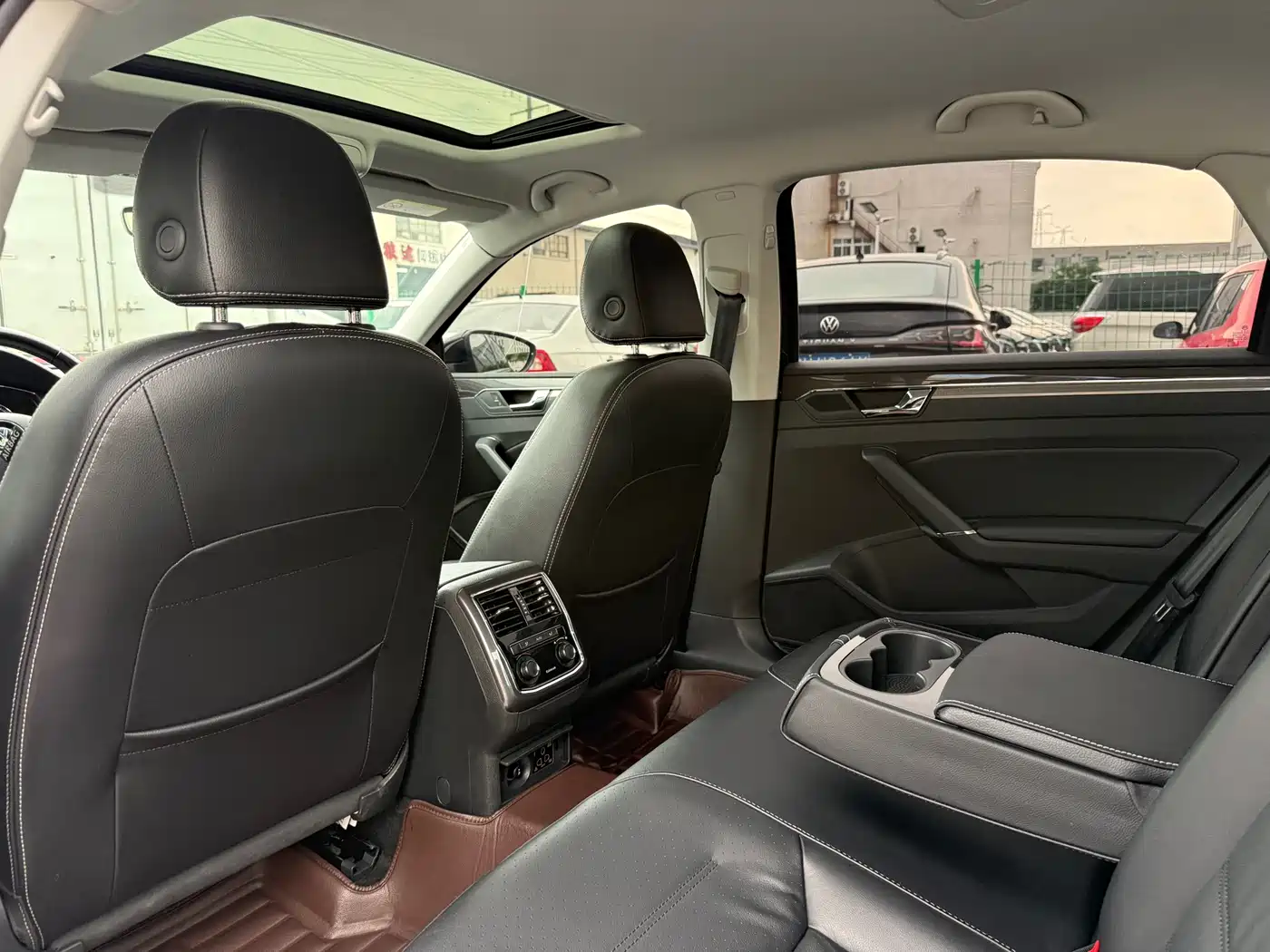 Volkswagen Passat 2017 330TSI DSG Luxury фото 17