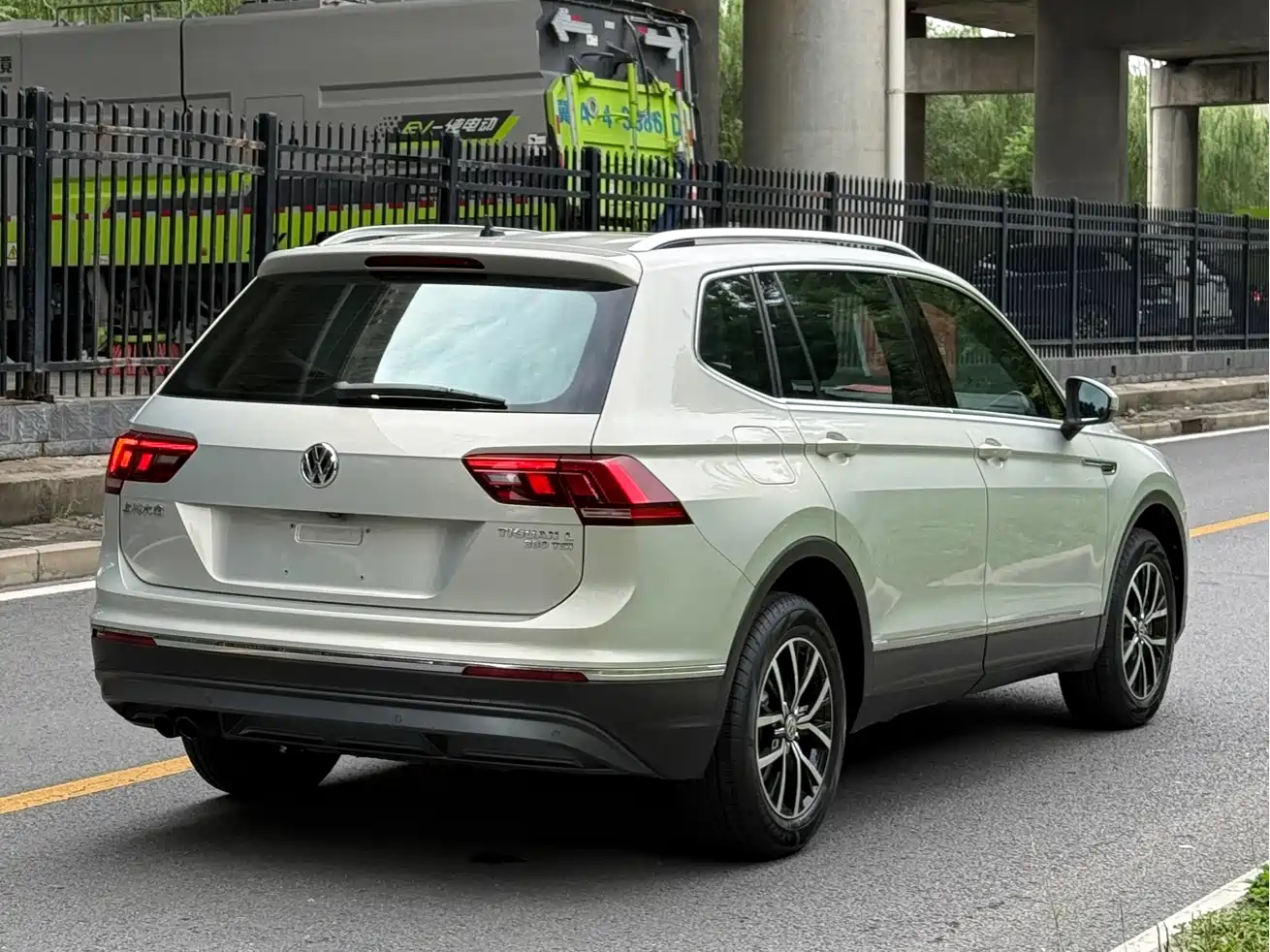 Volkswagen Tiguan L 2017 330TSI Automatic 2WD Luxury Edition фото 22
