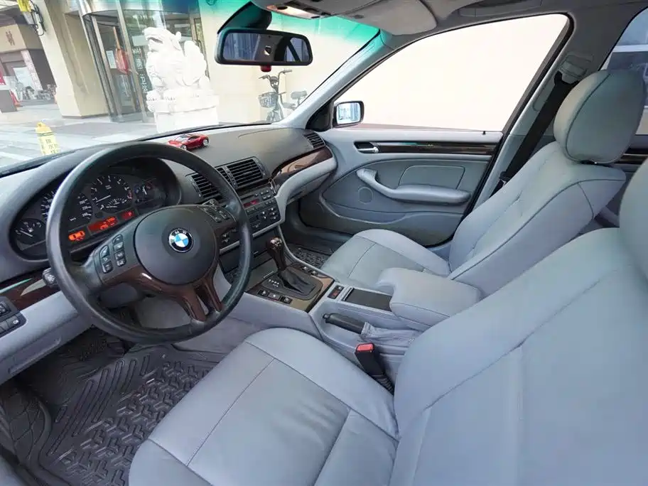 BMW 3 Series 2005 325i Leading фото 3