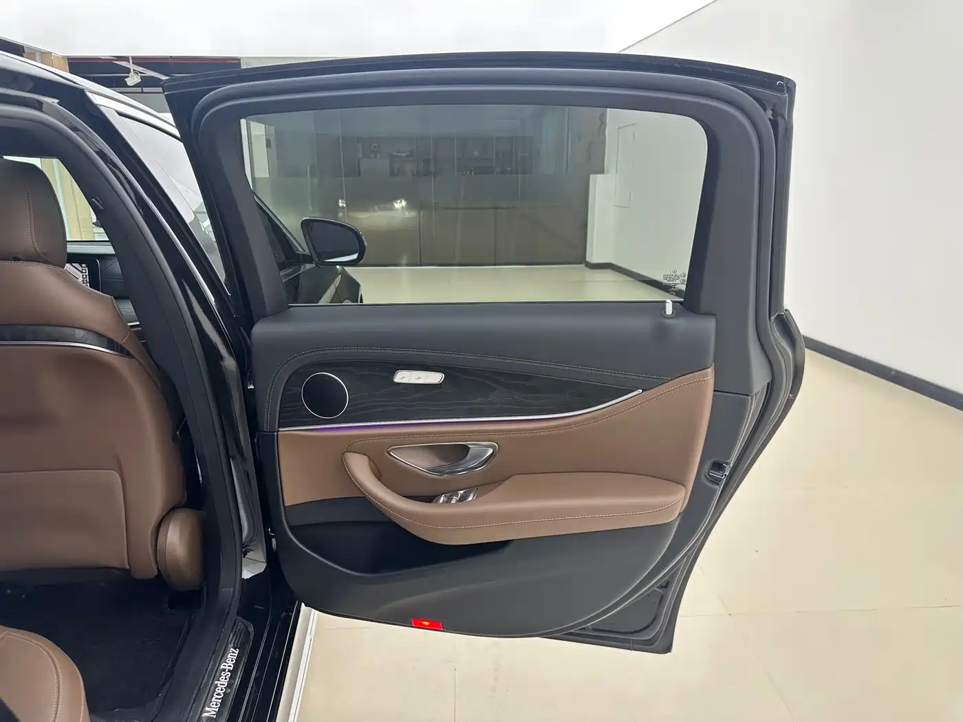 Mercedes-Benz E-Class New Energy 2022 E 350 e L Plug-in Hybrid Sedan фото 22
