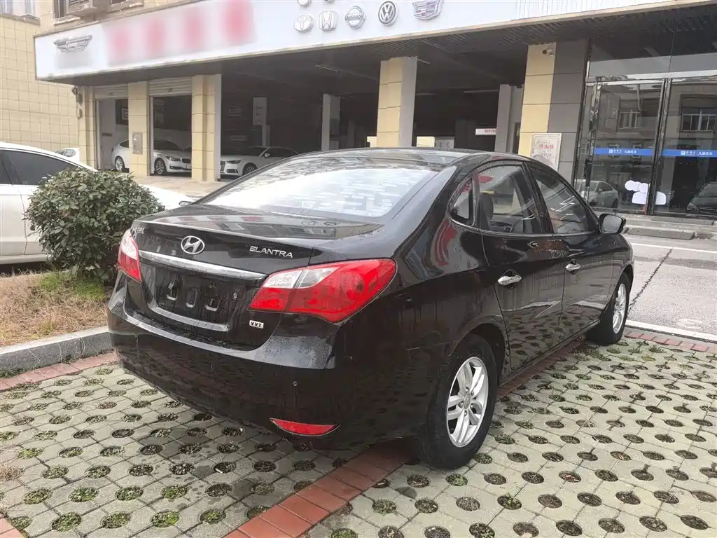 Hyundai Elantra 2015 1.6L Automatic Luxury фото 5