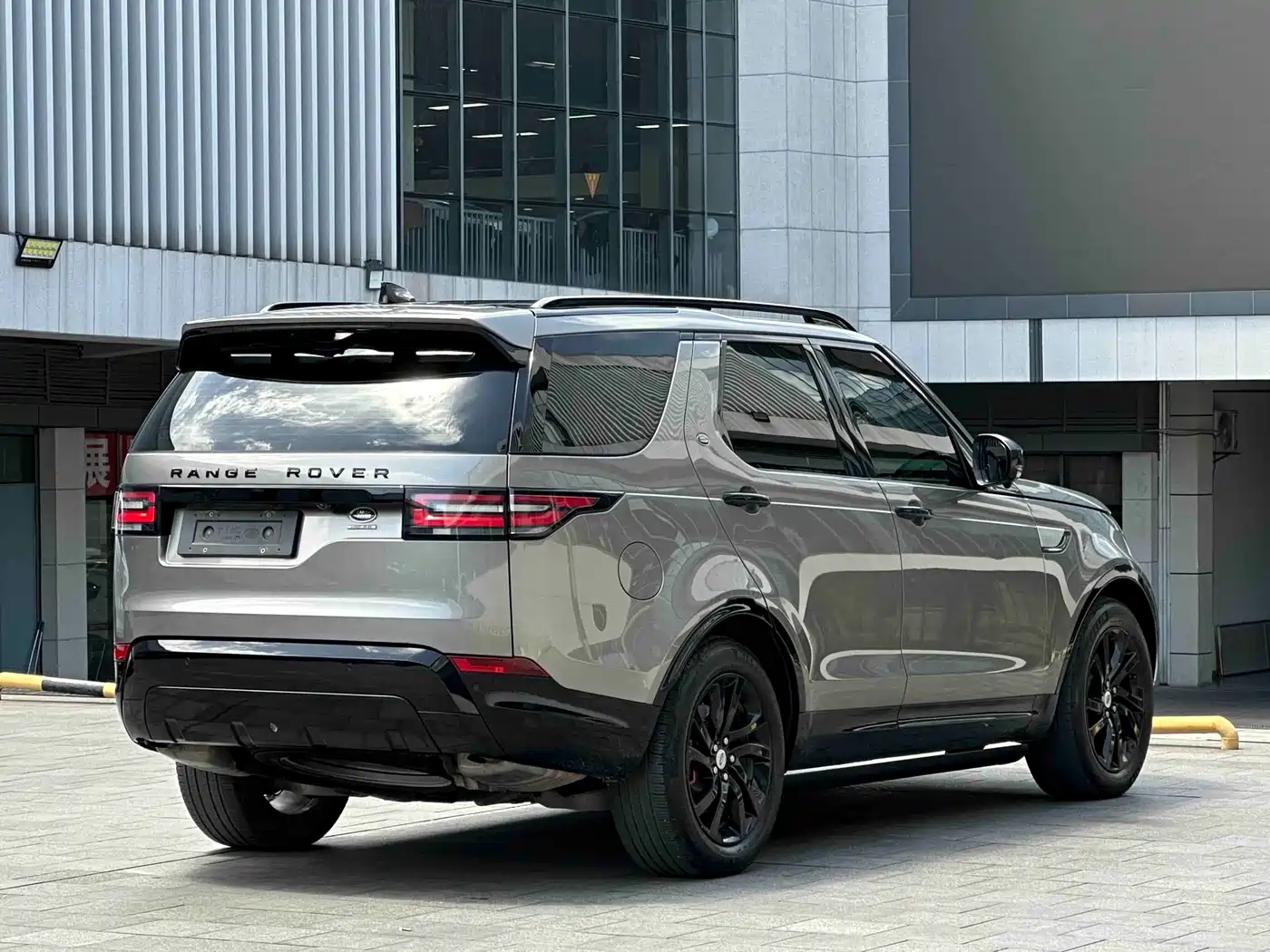 Land Rover Discovery 2017 3.0 SC V6 HSE фото 4