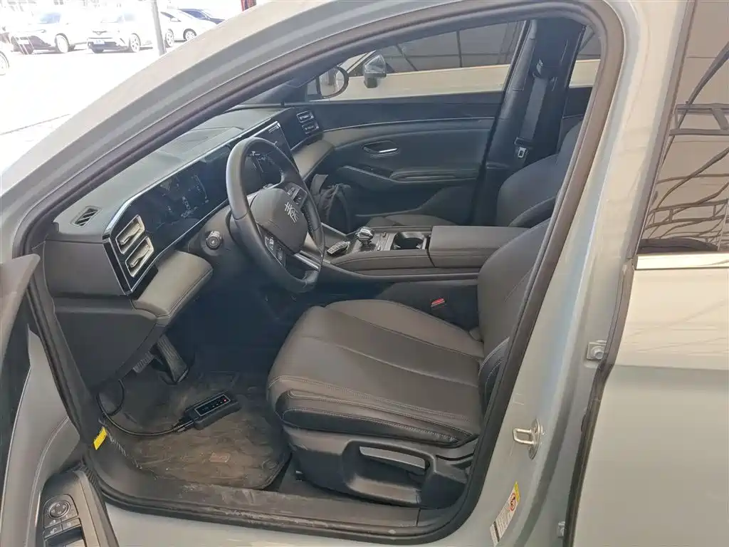 BYD Qin L 2024 DM-i 80KM Leading Edition фото 11