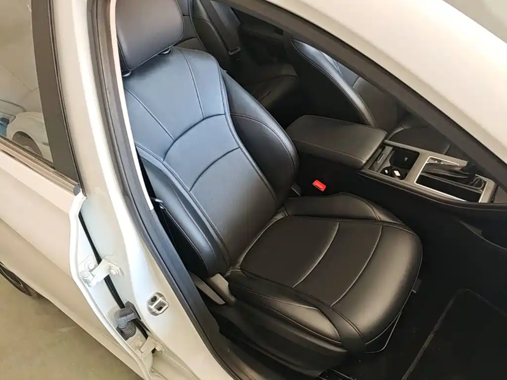 Фото 20 - Roewe i5
